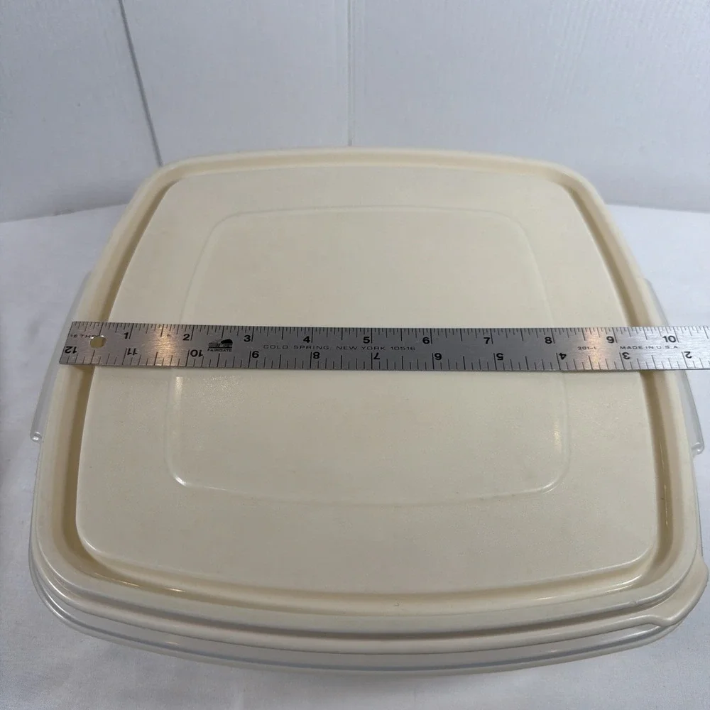 VTG Rubbermaid Servin Saver 19 Cup 4.5L Storage Container Square Almond Lid